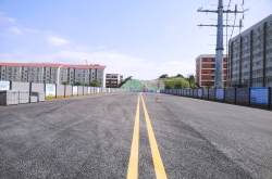 托子沖南路主幅路通車，新學(xué)校旁拉通了一條便民路
